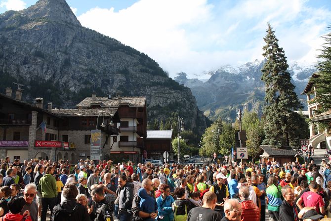 Tor des Géants, sfilata sotto lo striscione d’arrivo a Courmayeur per i 471 finisher