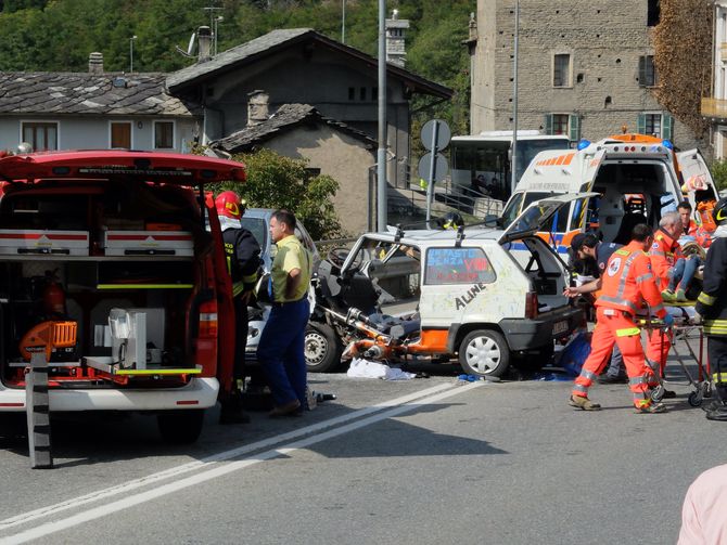 Saint-Pierre, scontro frontale fra due auto: tre feriti