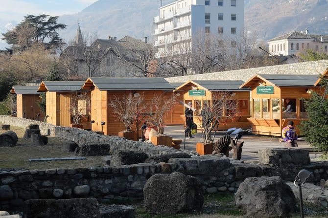 Aosta, taglio del nastro per il Marché Vert Noël