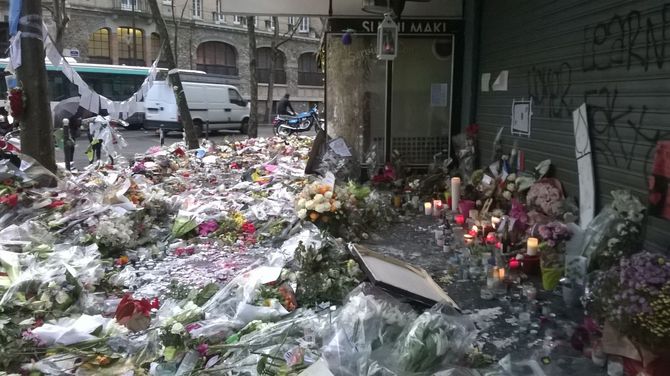 Attentati Parigi, i detenuti di Brissogne acquistano dei fiori per ricordare le vittime