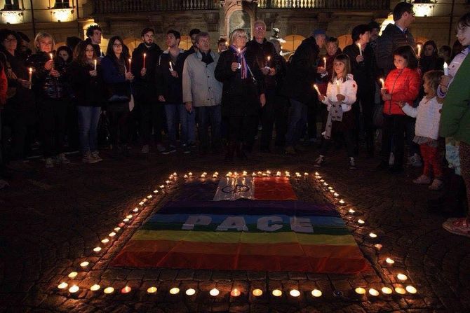 Attentati Parigi, il tricolore della Francia illumina l’Arco d’Augusto e il Municipio di Aosta