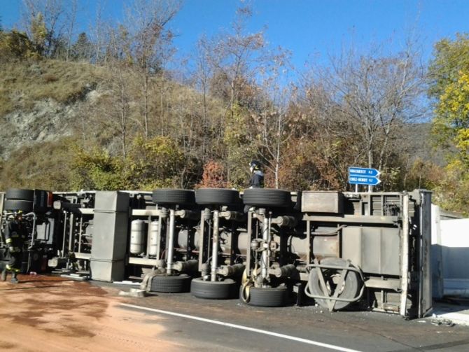 Tir si ribalta a Gignod, chiusa per circa due ore la Statale 27