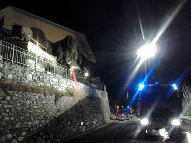 Paura per un incendio sulla collina di Aosta, ma a bruciare erano sterpaglie