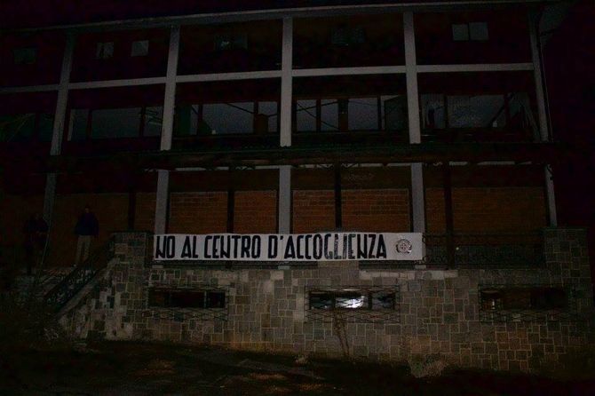 Centro migranti nell’ex Hotel Lanterna, il “no” di CasaPound e della Lega Nord