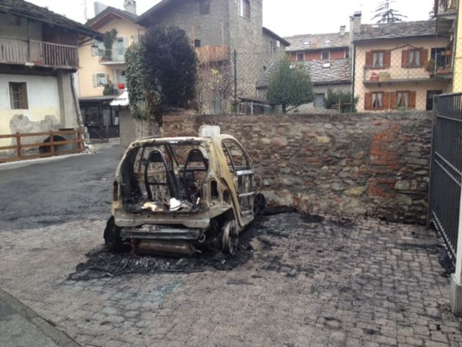 Un’auto distrutta dalle fiamme nella notte ad Aosta