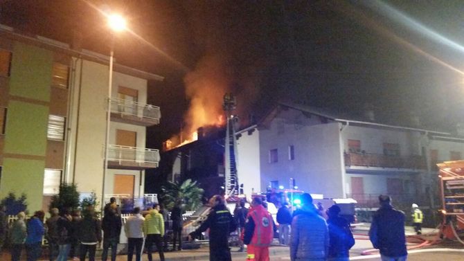 Un incendio distrugge il tetto di una casa a Pont-Saint-Martin. Tre persone intossicate/VIDEO