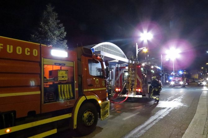 Fiamme nel borgo di Saint-Pierre: distrutto il tetto di una casa/VIDEO