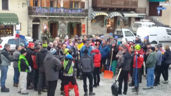 “La Marcia Gran Paradiso si farà”. Un centinaio di volontari riportano la neve sul tracciato