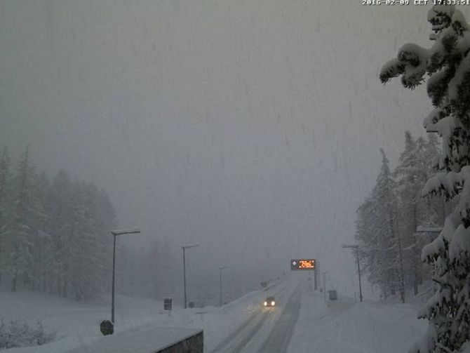 Neve, stop alla circolazione dei mezzi pesanti sulla Statale 27