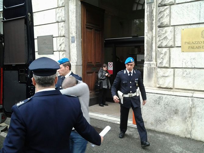 Resta in carcere l’uomo arrestato per aver preso a martellate la moglie