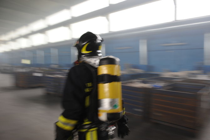 Verrès, incendio in uno stabilimento industriale: in prognosi riservata al Cto l’operaio 25enne