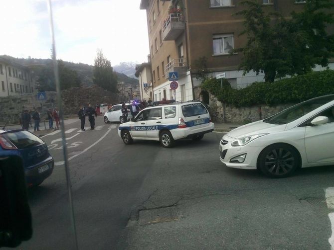 Aosta: fugge dai Carabinieri con un’auto rubata e si schianta contro un muro