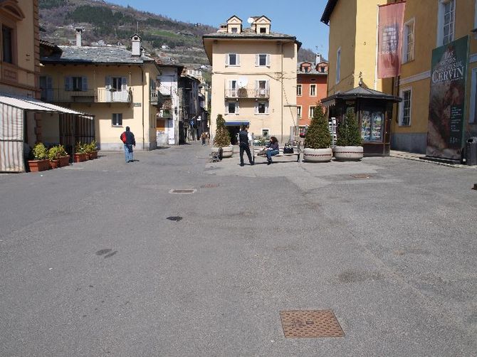 Aosta, decise le modifiche alla viabilità per i lavori di riqualificazione di piazza Roncas