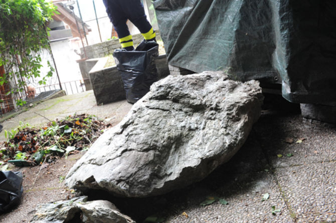 Verrès, masso precipita sul terrazzo di una casa