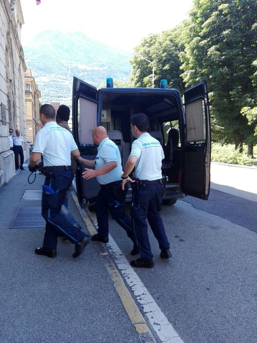 Ai domiciliari l’uomo arrestato dopo aver sfondato la finestra della ex al quartiere Cogne di Aosta