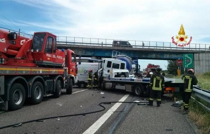 Tamponamento a catena sull’autostrada del Sole, muore autista di Aosta