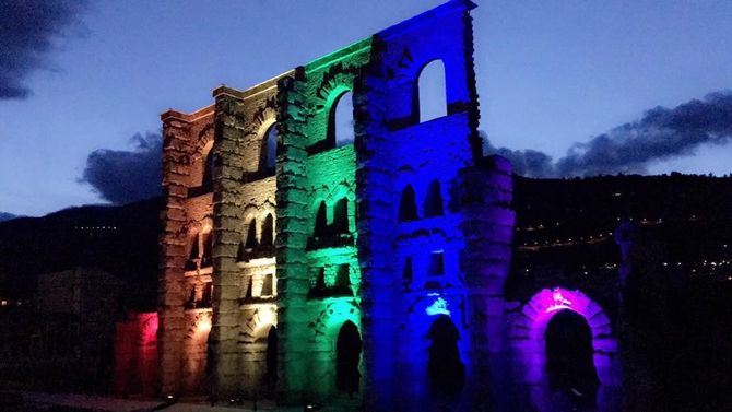 Strage a Orlando, anche dalla Valle un coro di sdegno. L’Arcigay: “Accendiamo il Teatro Romano”