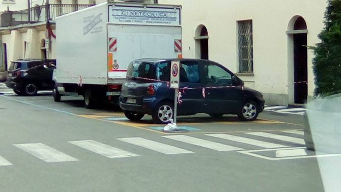 “Parcheggi per disabili di piazza San Francesco chiusi per far posto alla troupe televisiva”