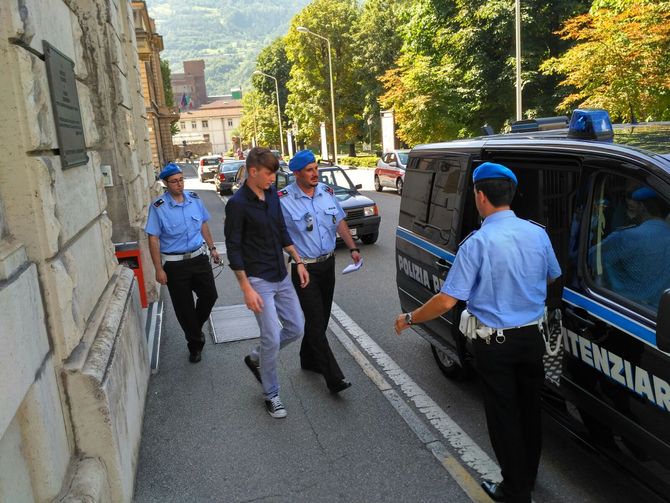 Patteggia quattordici mesi l’autore della tentata rapina alla tabaccheria di Pollein