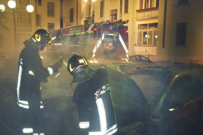 Tre auto in fiamme, nella notte, al quartiere Cogne