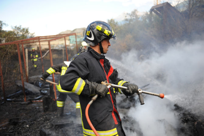 Incendio nel deposito di una impresa edile ad Arvier