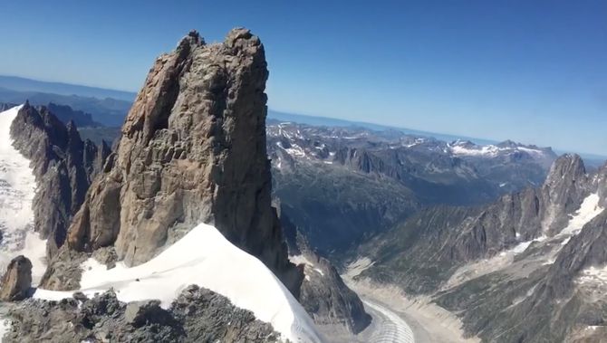 Cade e batte la schiena sul Dente del Gigante: ferito alpinista giapponese