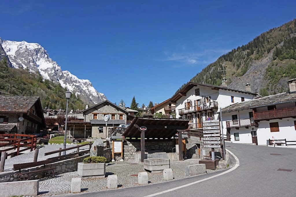 Traffico temporaneamente bloccato sulla statale 26 a Courmayeur per un mezzo pesante in avaria