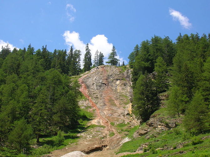 In cammino verso la sorgente di acqua ferruginosa di Eau Rousse