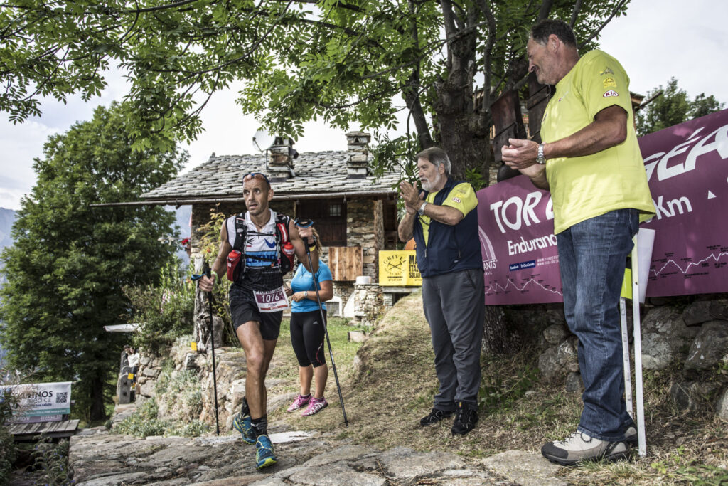 Tor des Géants, Oliviero Bosatelli ha fatto il vuoto. Oscar Perez tenta la rimonta impossibile