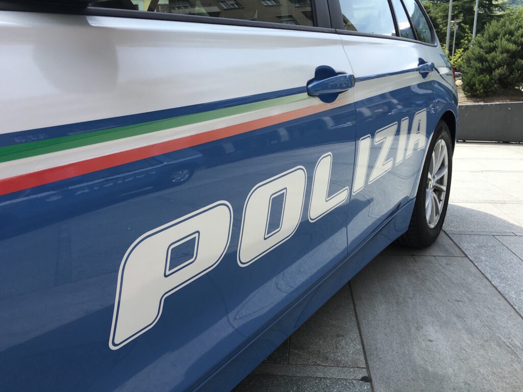 Botte in strada ad un uomo e ai poliziotti: arrestato 38enne