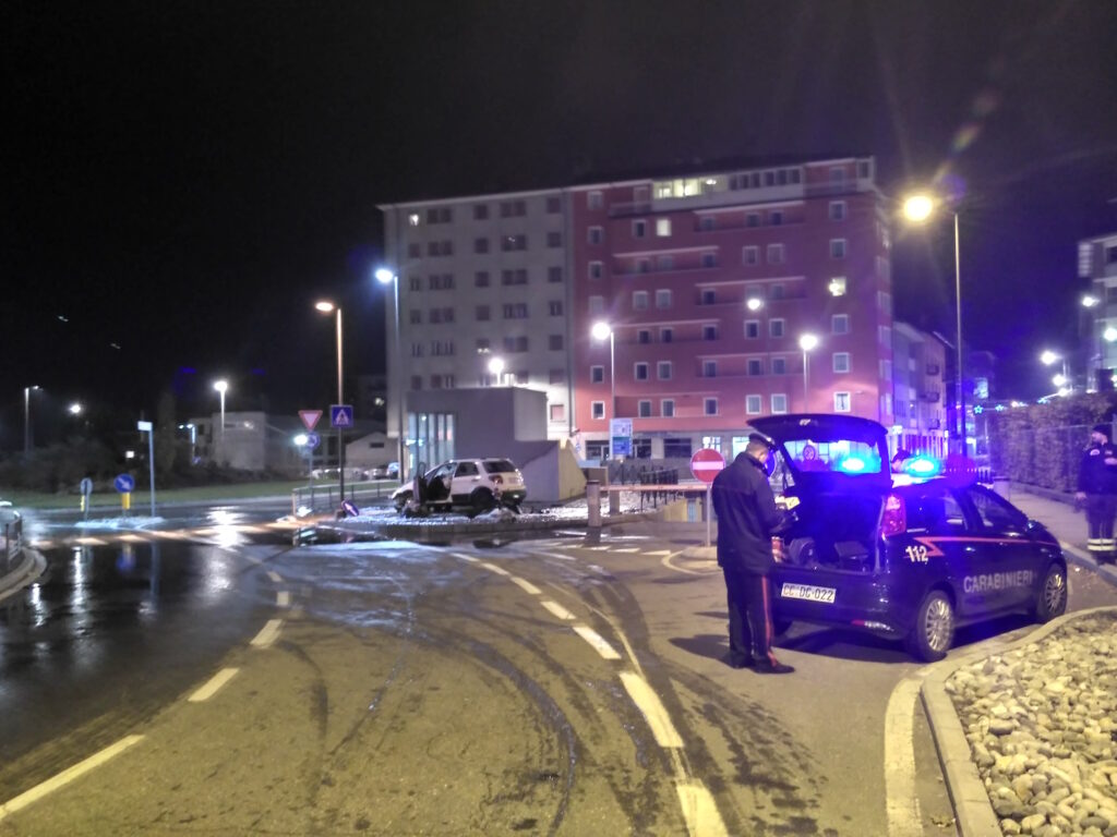 Aosta, esce di strada ed abbatte colonnina antincendio: auto distrutta e strada allagata