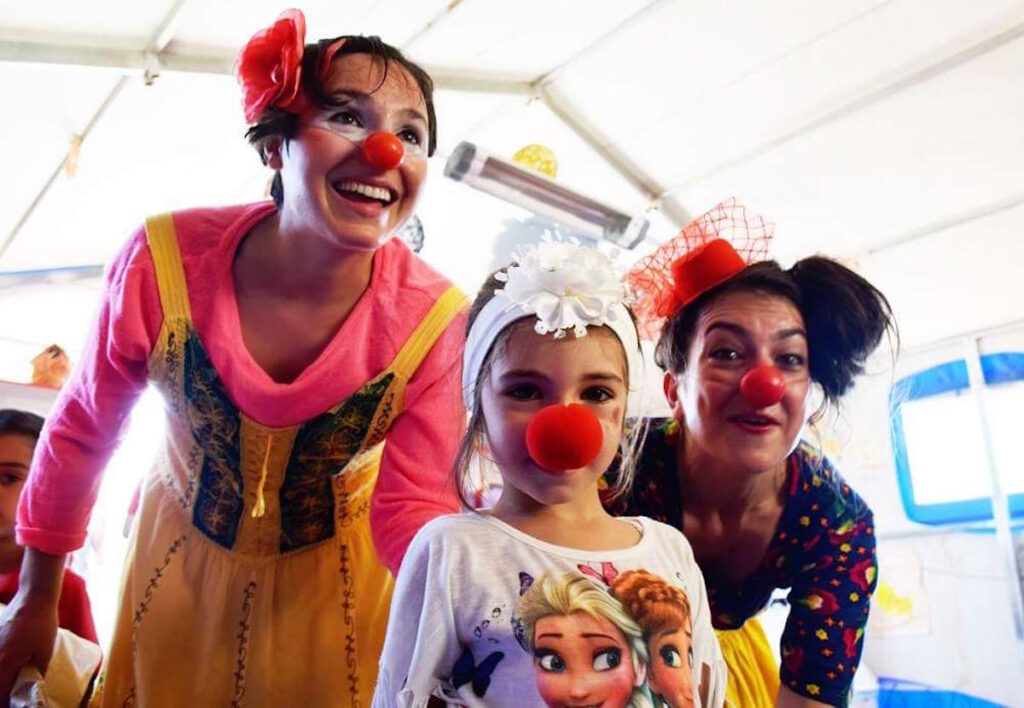 Un naso rosso può cambiare il mondo: l’esperienza di una “clown” valdostana al confine turco-siriano