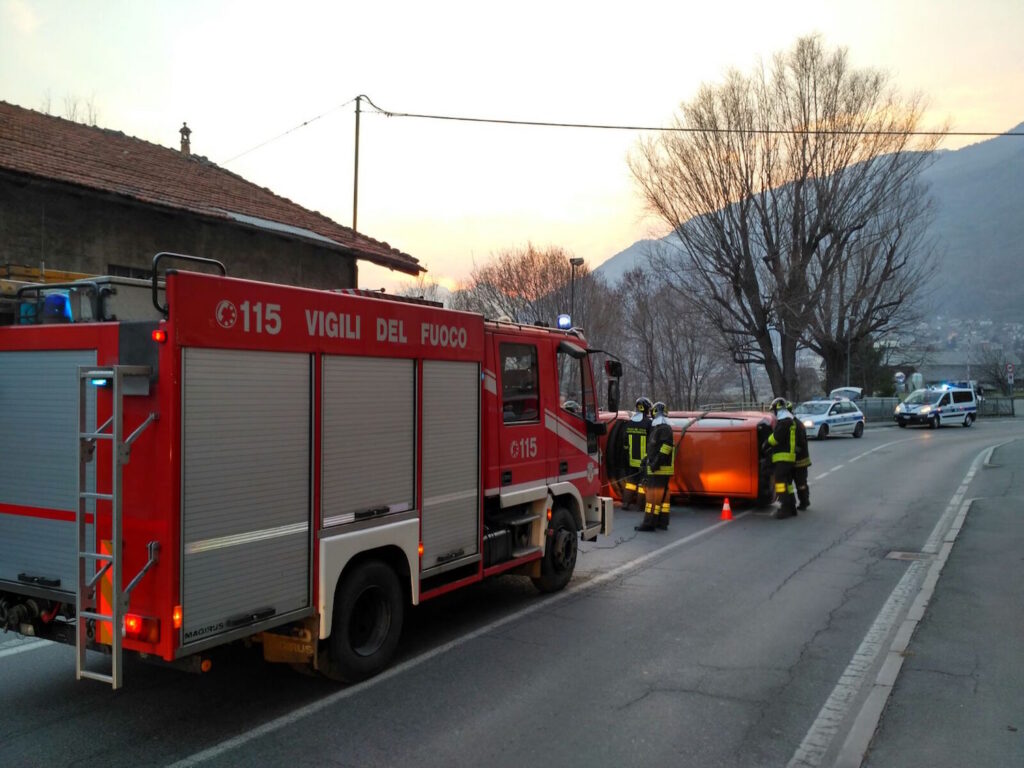 Incidente in via Grand Eyvia, lievi contusioni per la conducente