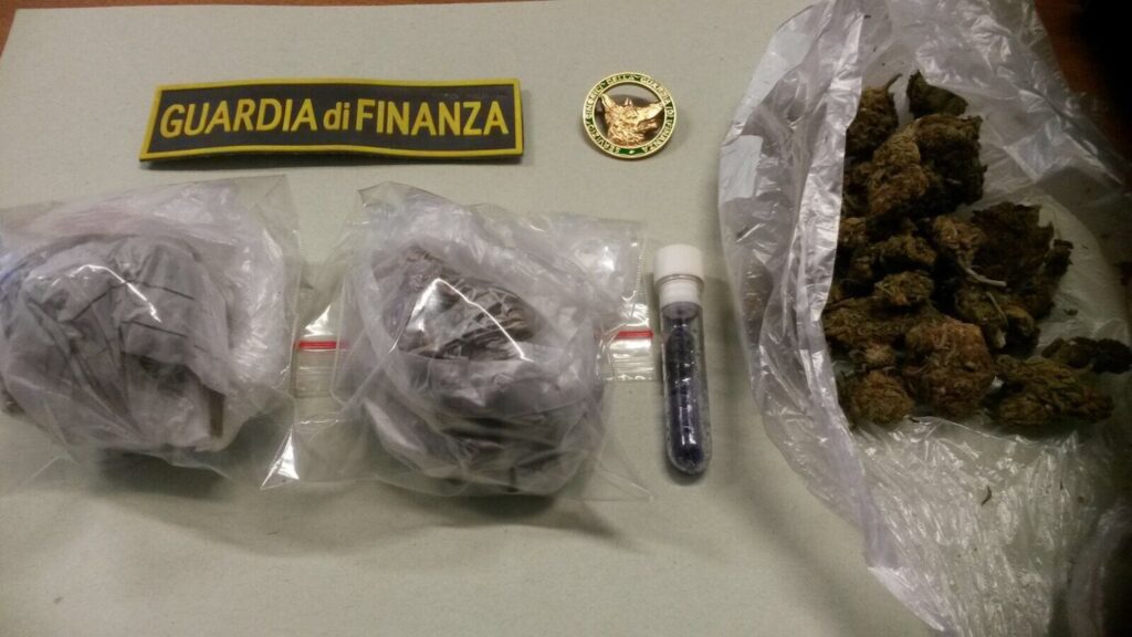 Droga, 25enne arrestato per spaccio