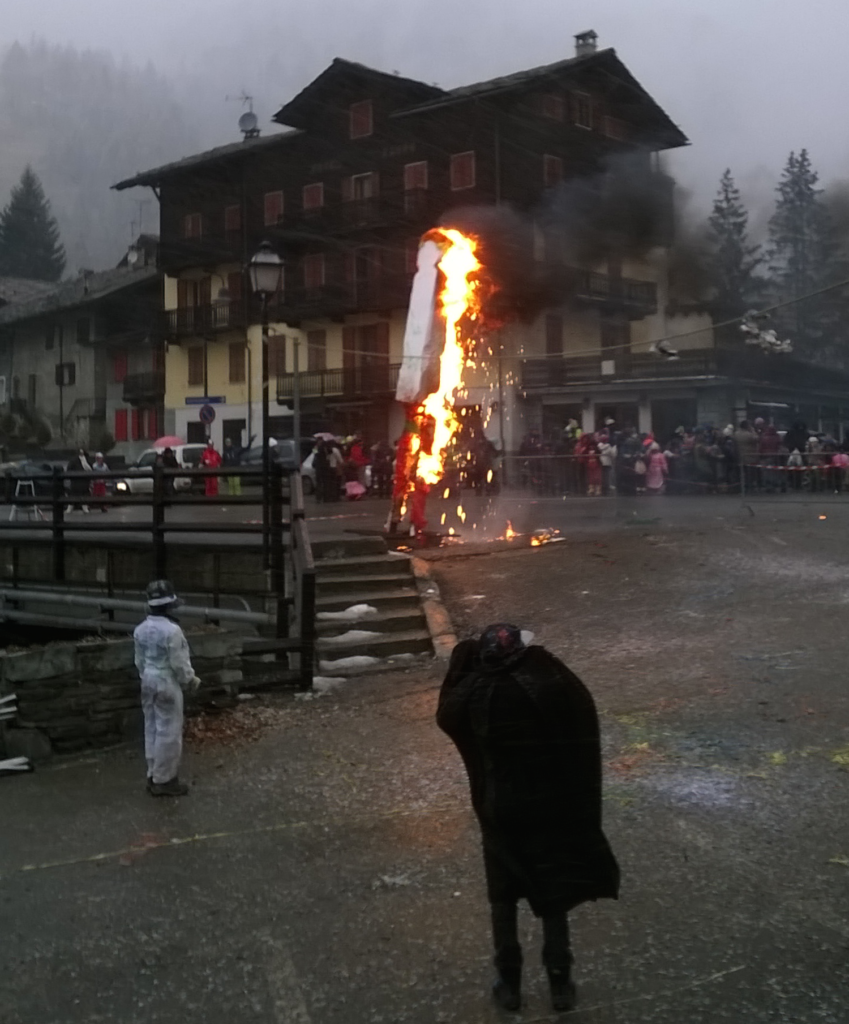 L’Isde Vda contro il rogo del fantoccio di Champoluc