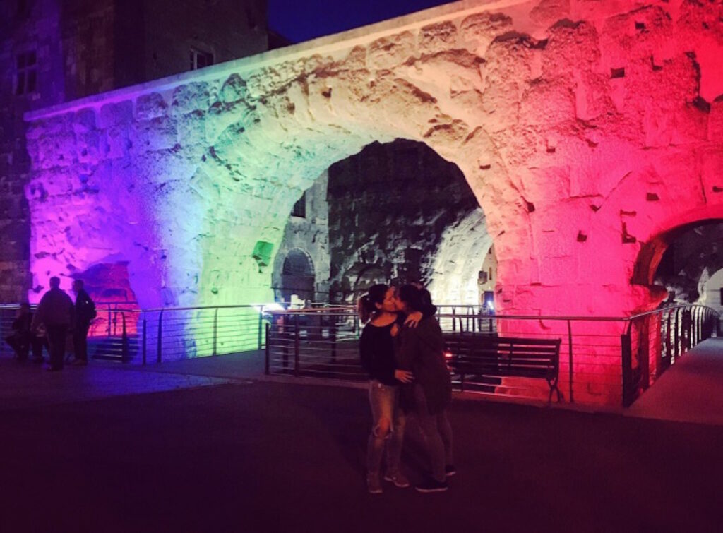 Giornata internazionale contro l’omofobia, la Porta Prætoria si tinge dei colori dell’arcobaleno