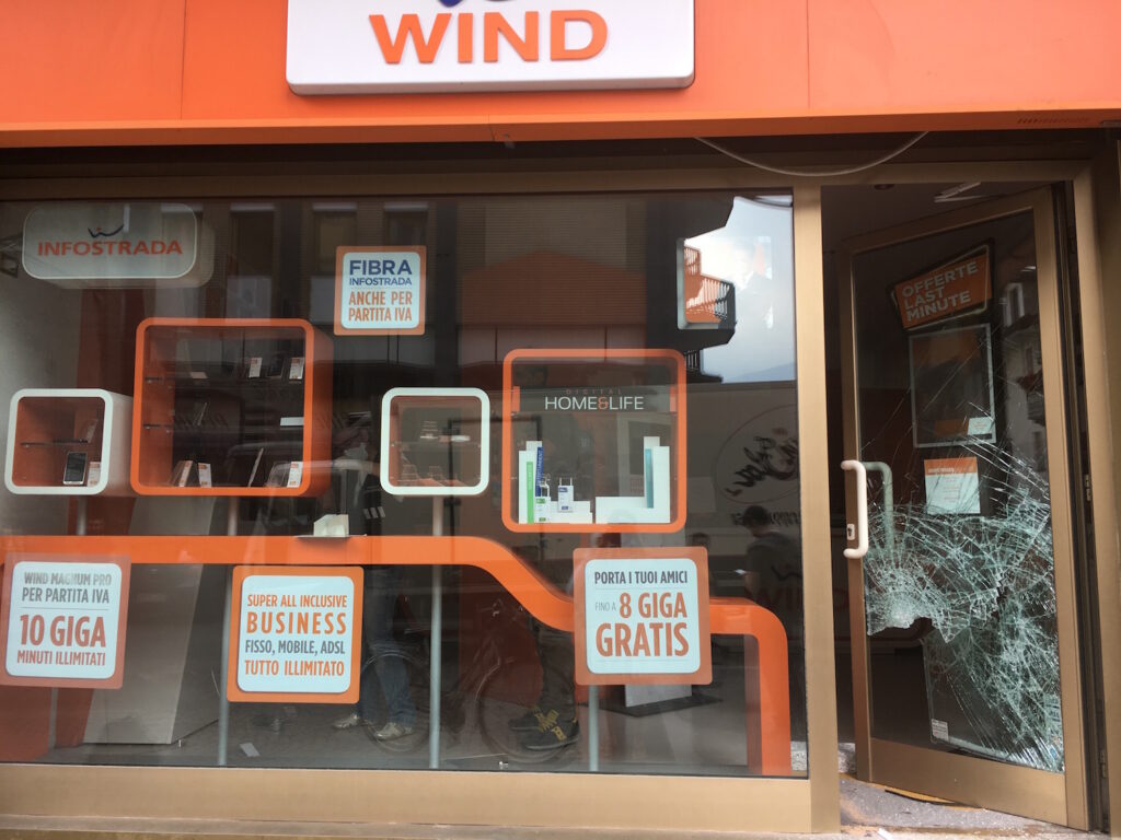 Aosta, furto con spaccata al negozio Wind: rubati una decina di cellulari