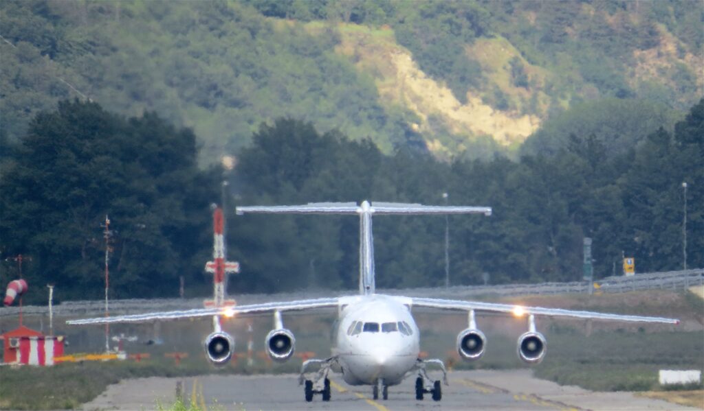 Atterrato nel tardo pomeriggio l’aereo per testare l’aeroporto “Gex” in vista dei charter