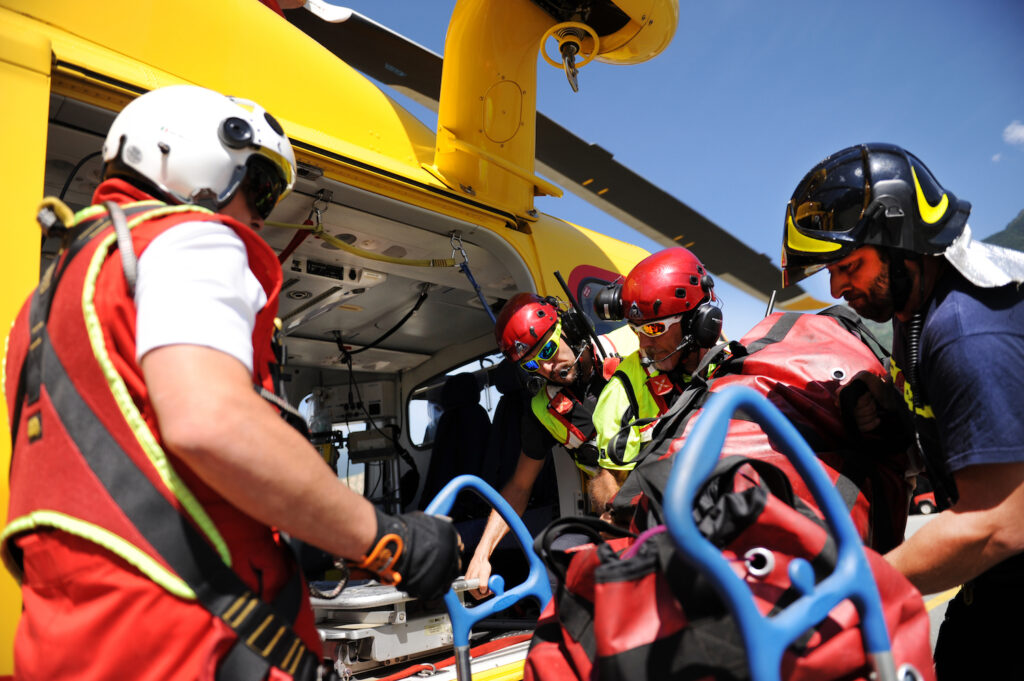 Cade dall’Aiguille de la Brenva, un valdostano ricoverato in ospedale