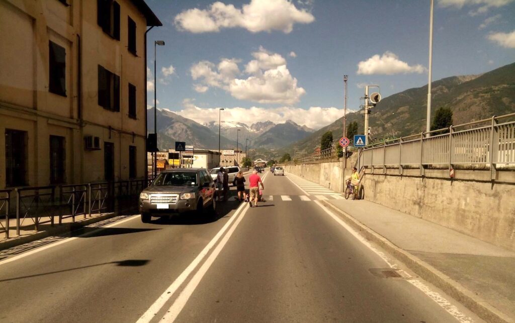 Urto tra bici ed auto in via Paravera ad Aosta: 77enne in prognosi riservata al “Parini”