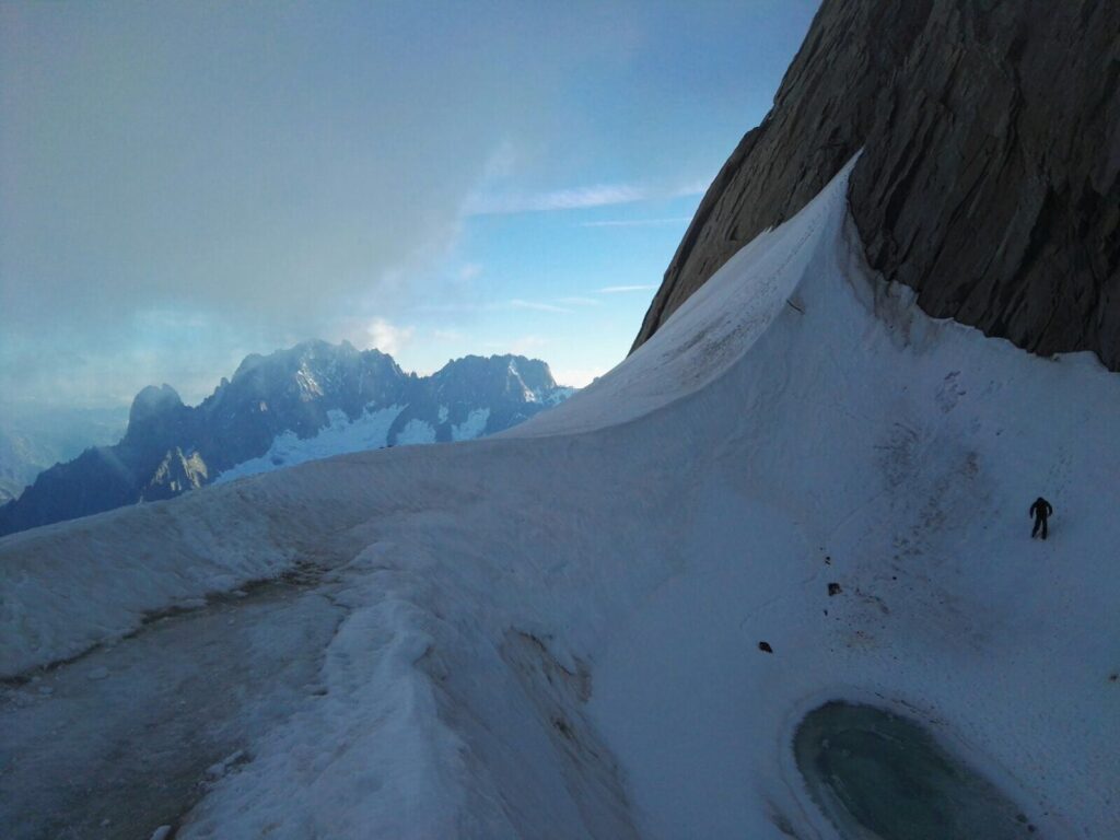 Monte Bianco, preti alpinisti precipitano per 50 metri: salvi grazie ad un nevaio