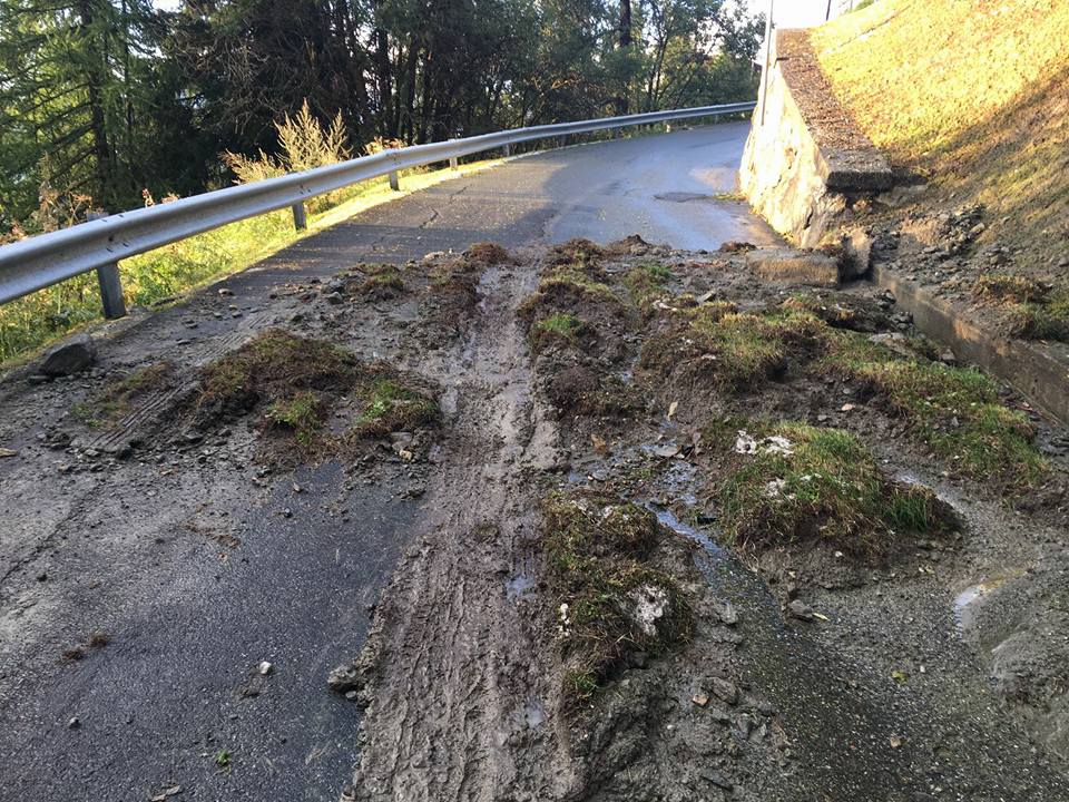 Grandine a Pila e la strada diventa un torrente