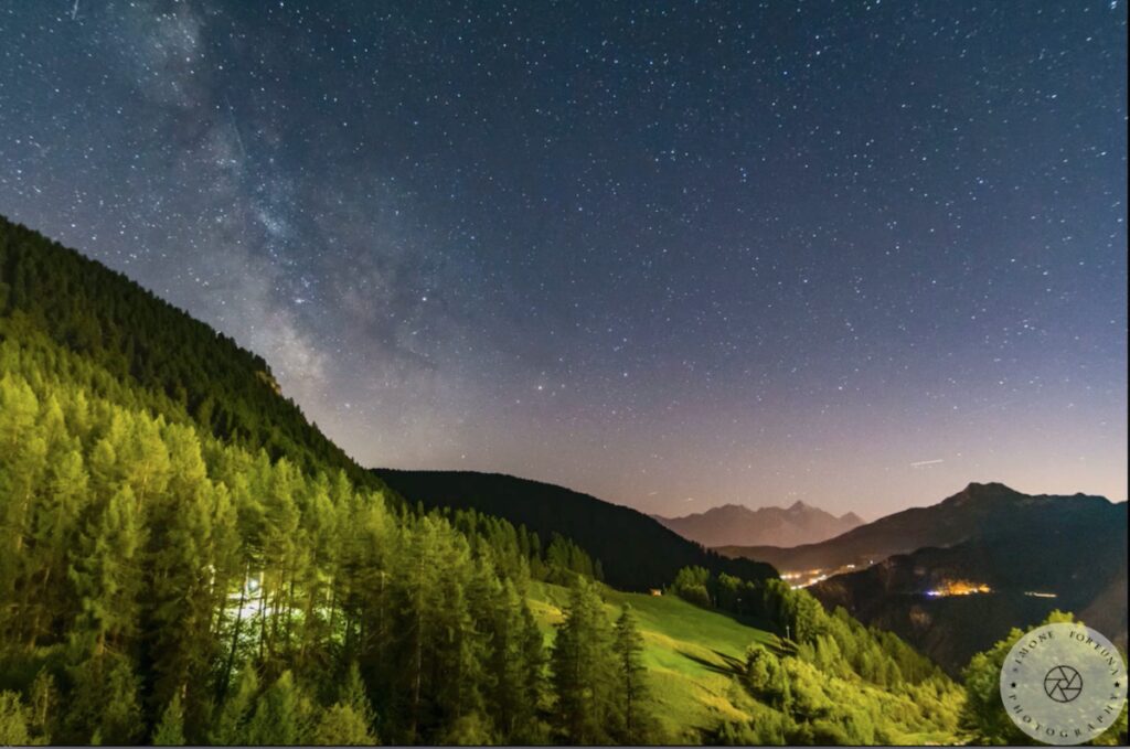 Timelapse della via Lattea che scorre sopra il cielo di Chamois – Video di Simone Fortuna