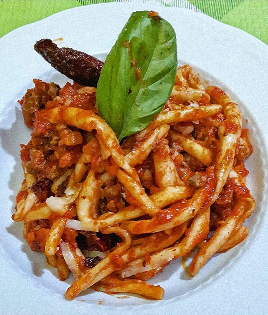 Fusilli con ragù di carne, peperoni cruschi e caciocavallo podolico