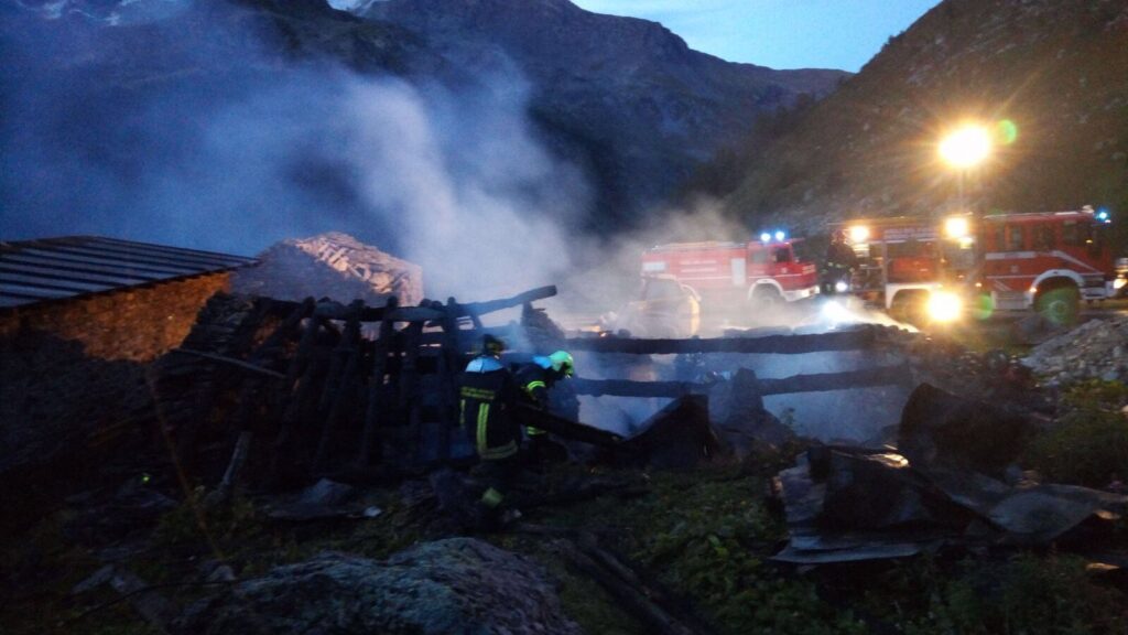 Valgrisenche, incendio in una baita