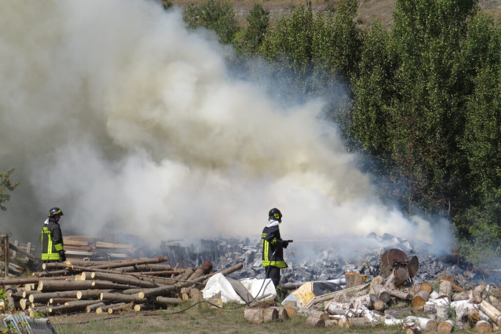 Villeneuve, paura per una catasta di legna in fiamme accanto alle case