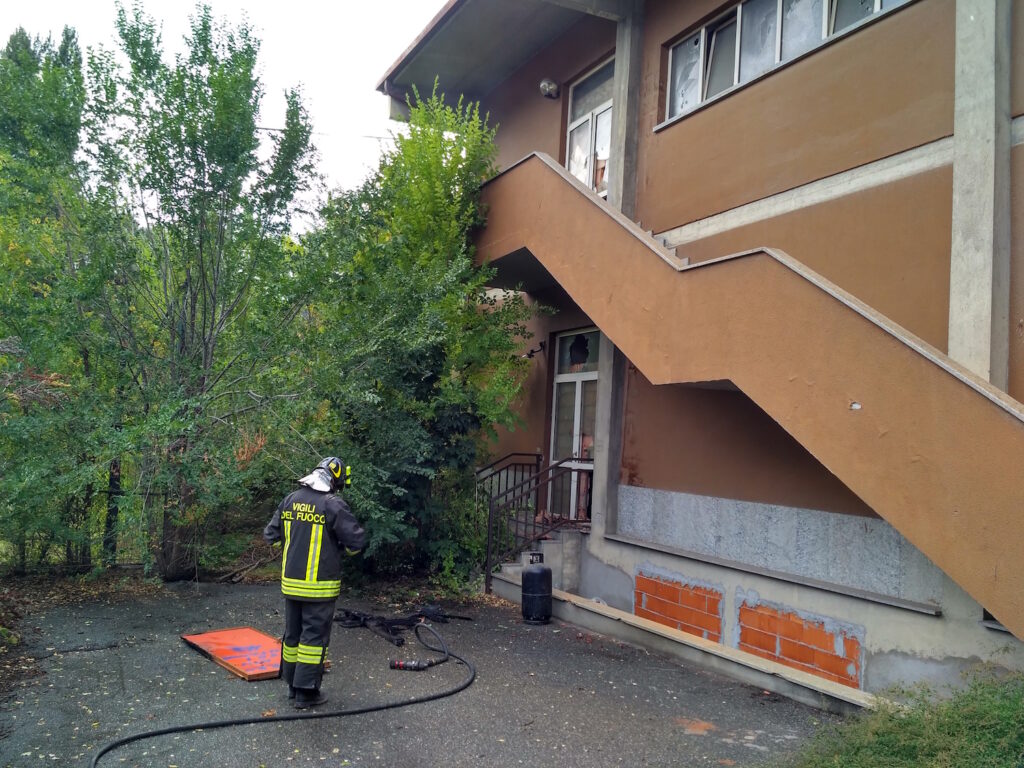 Fiamme nell’ex palestra di via Saint-Martin ad Aosta, probabile atto vandalico