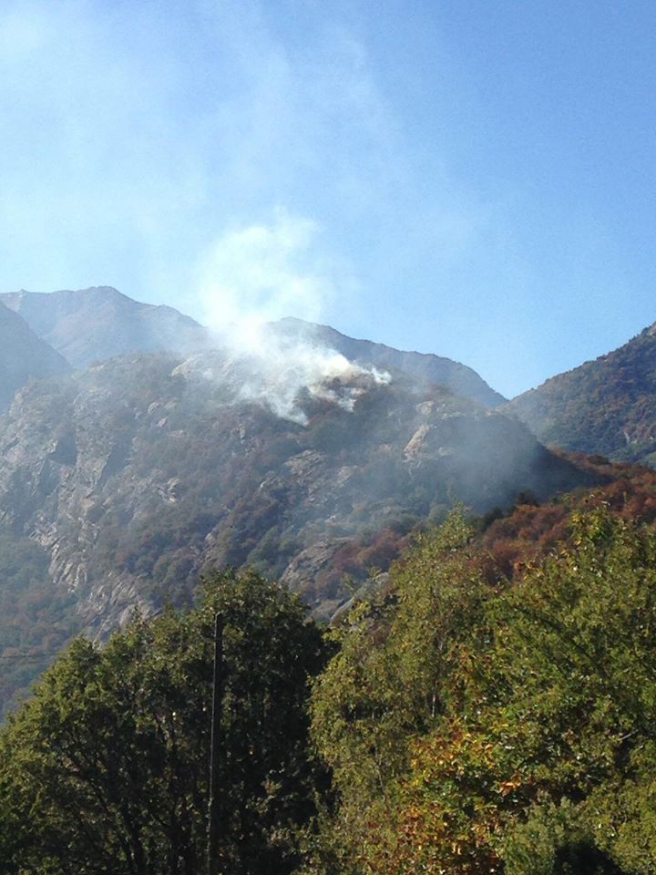 Donnas, in corso le operazioni di spegnimento di un incendio boschivo