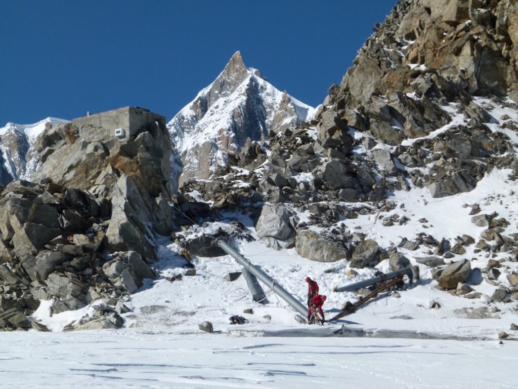 Il ghiacciaio del Monte Bianco liberato da 20 tonnellate di rottami