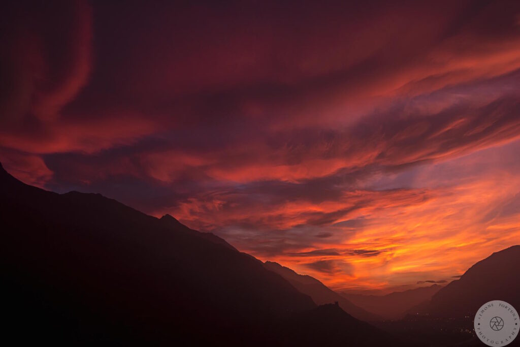 Tramonto del 4 ottobre visto dalla Valle centrale verso Aosta con il castello di Ussel